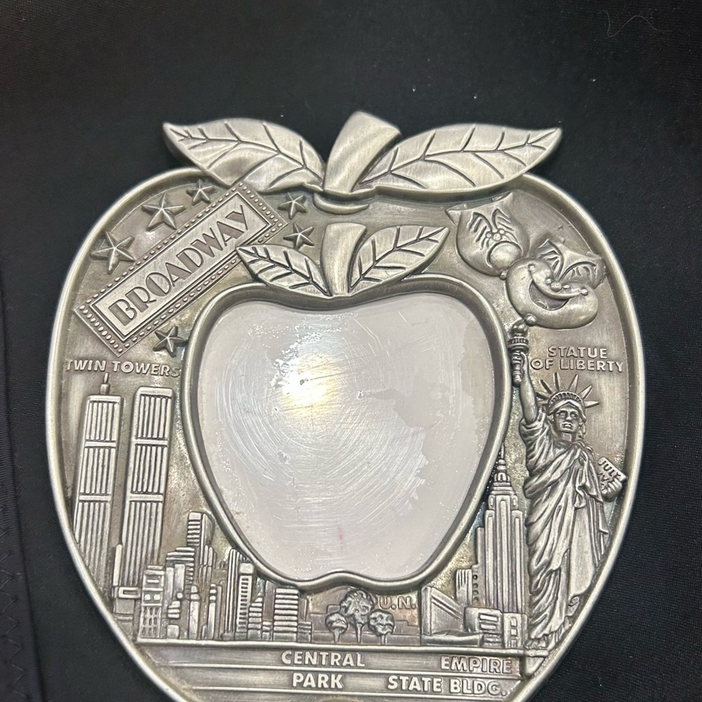 Vintage Silver Apple-Shaped NYC Landmark Frame Twin Towers no damage - Picture 4 of 4